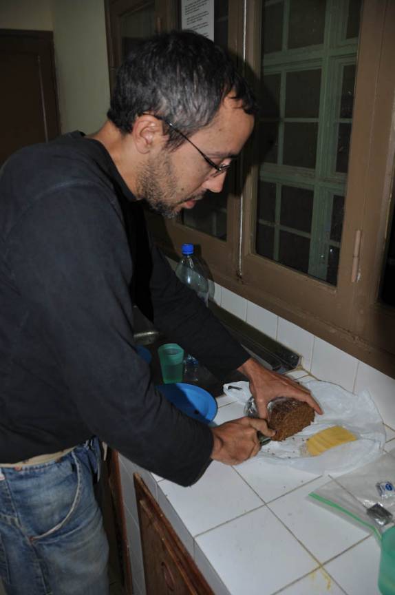 Preparando nosso lanche (pão preto alemão com manteiga e queijo) no chalé de visitantes do P.N Ten. Agripino Enciso, no Chaco paraguaio.
